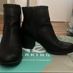 Faragh Black ankle boots